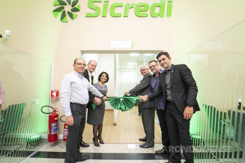 || Momento do desate da fita de inauguração da agência da Sicredi Aliança PR/SP, na cidade paulista de Olímpia.
Da esquerda à direita:  Manfred Dasembrock, diretor-presidente da Sicredi Central do Paraná, Elismar Pinto, gerente da agência;  Adolfo Rudolfo Freitag, diretor -presidente da Sicredi Aliança;  Ildo Vorpagel Hoffmann, vice-presidente da Sicredi Aliança; e Fernando Barros Fenner, diretor -executivo da instituição colaborativa.
Imagem: Acerco Comunicação Sicredi Aliança - FOTO 21 - 