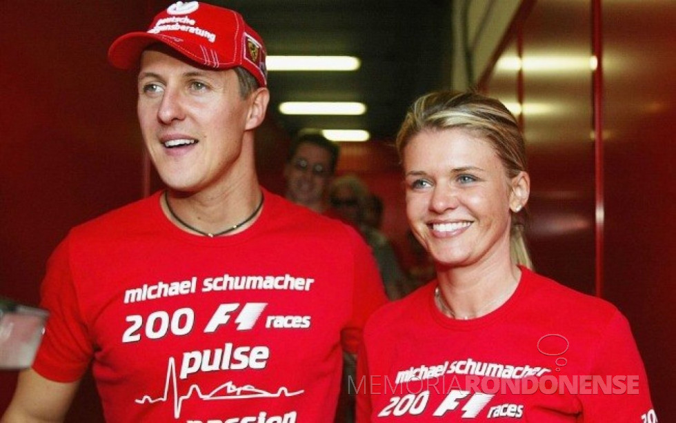 || Piloto alemão Michael Schumacher com a esposa Corinna Betsch, ele acidentado em dezembro de 2013.
Imagem: Acervo IG Esporte - FOTO 7 -