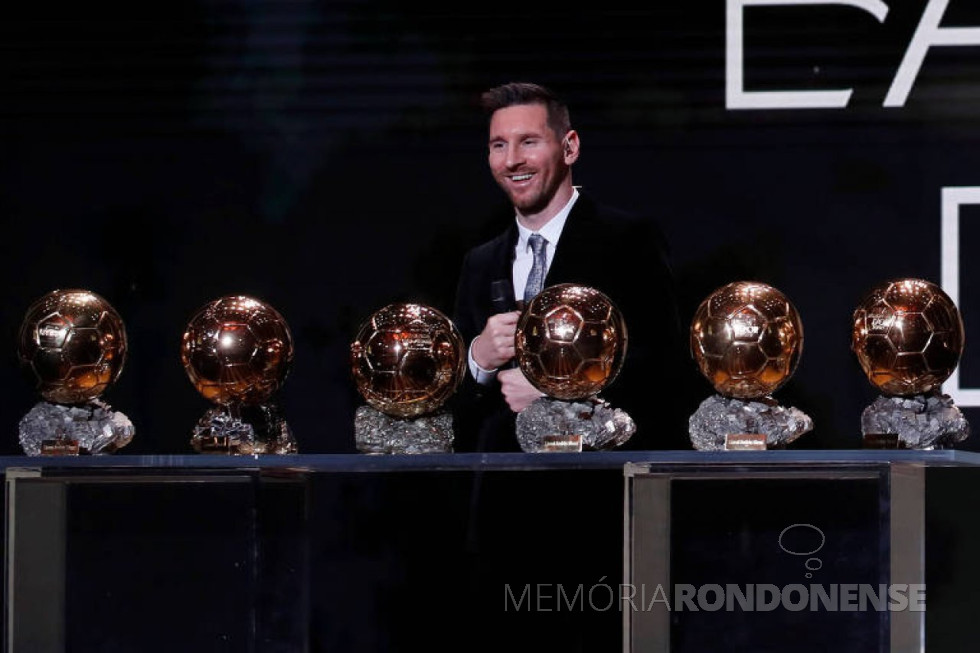 || Jogador Leonel Messi com suas seis Bolas de Ouro, a última conquistada em 2019.
Imagem: Acervo Folha de São Paulo - Crédito: Christian Hartmann/Reuters - FOTO 17 -