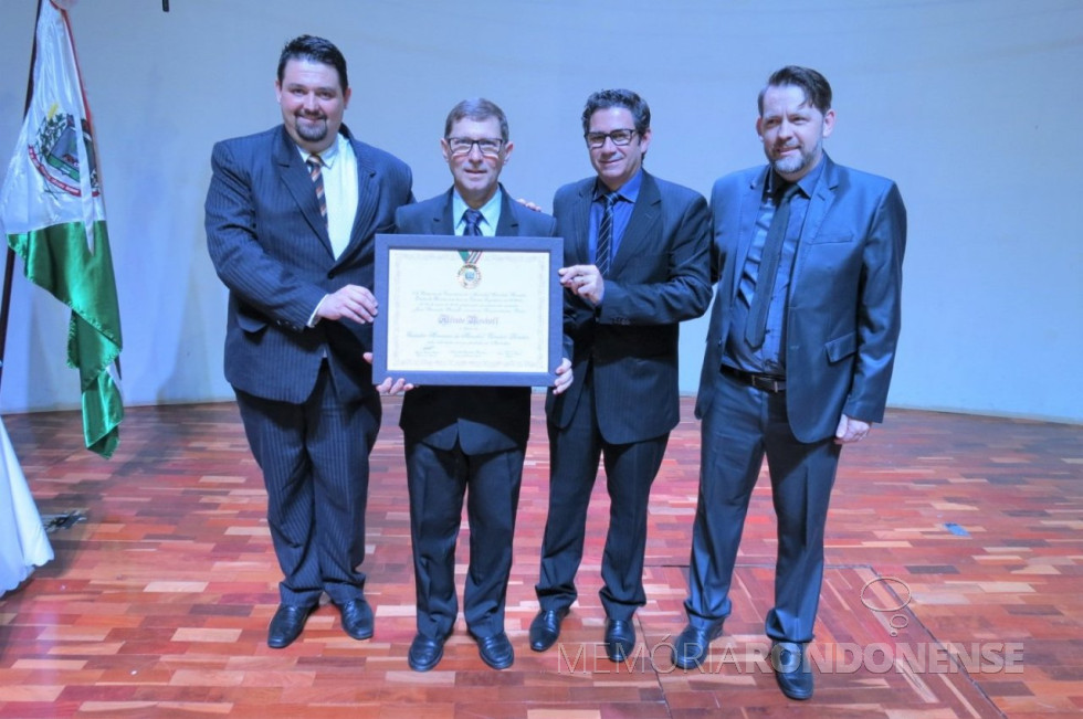 || Momento da entrega do título de cidadão honorário ao pastor Alfredo Bischof, em outubro de 2018.
Da esquerda à direita: vereador Josoé Pedralli (proponente da homenagem), homenageado, vereador Cláudio Köhler (presidente da Câmara Municipal) e Anderson Loffi, representante do prefeito municipal Marcio Andrei Rauber.
Imagem: Acervo O Presente - Crédito: Cristiano Viteck - FOTO 18 -