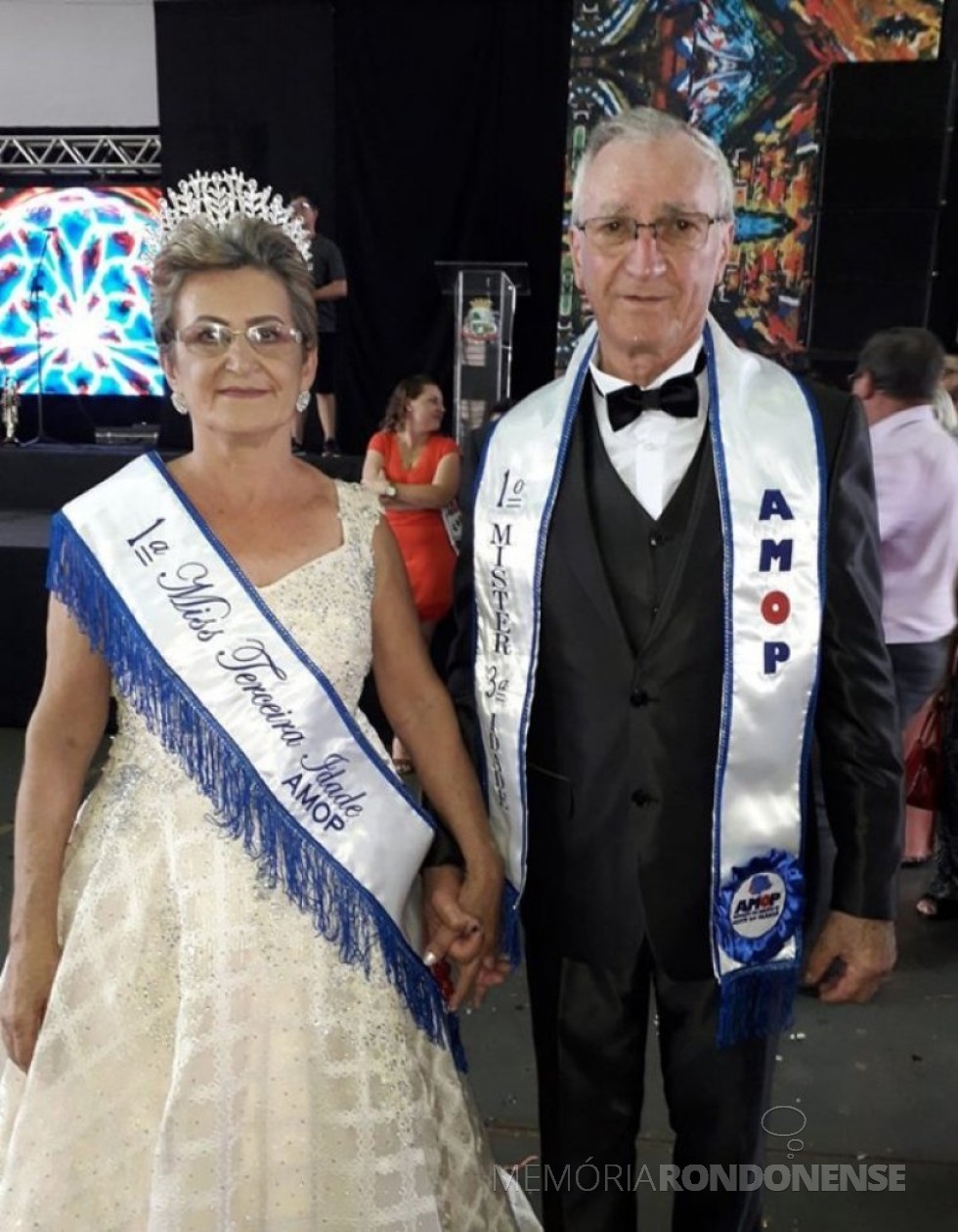 || Casal Maria Tavares e Ivo Bohrer, de Diamante do Oeste, eleitos Miss e Mister AMOP, em final de outubro de 2019.
Imagem: Acervo Projeto Memória Rondonense - FOTO 11 -