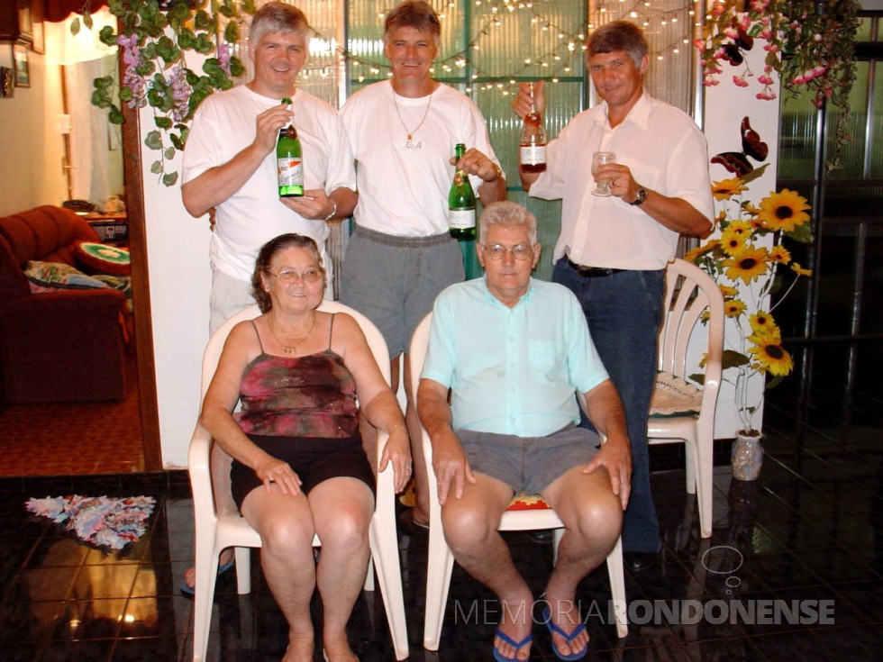 || Casal Sofia e Arlindo Model com os filhos Adir Ailson (e), Wilson Ailton (c) e Darci Airton.
Imagem: Acervo Adir Model - FOTO 13 -