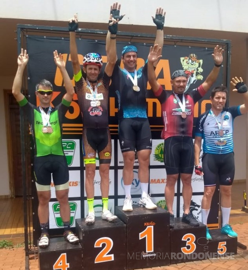 || Ciclista rondonense Elio Wailand com o troféu de 2º colocado na Copa K 6, em Naranjal, Paraguai.
Imagem: Acervo Associação Rondonense de Ciclismo - FOTO 27 -