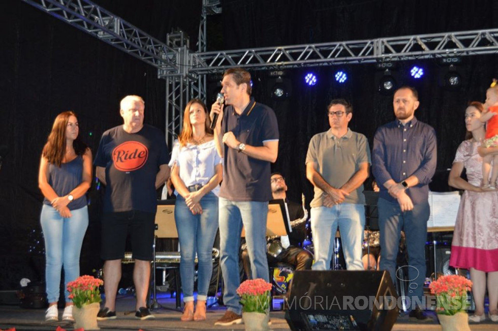 || Prefeito municipal Marcio Andrei Rauber  fazendo a abertura  do 3º Natal Encantado de Marechal Cândido Rondon.
Da esquerda à direita: professora Márcio Veit, secretária municipal de Cultura; vice-prefeito Ilário (ila) Hofstaetter, Josiane Larborde Rauber, 1ª dama e secretária municipal de Assistência Social; vereador Cláudio Koehler, presidente da Câmara Municipal; Ricardo Leites de Oliveira, presidente da Associação Comercial e Empresarial de Marechal Cândido Rondon; e última não identificada.
Imagem: Acervo Comunicação PM-MCR - FOTO 13 - 