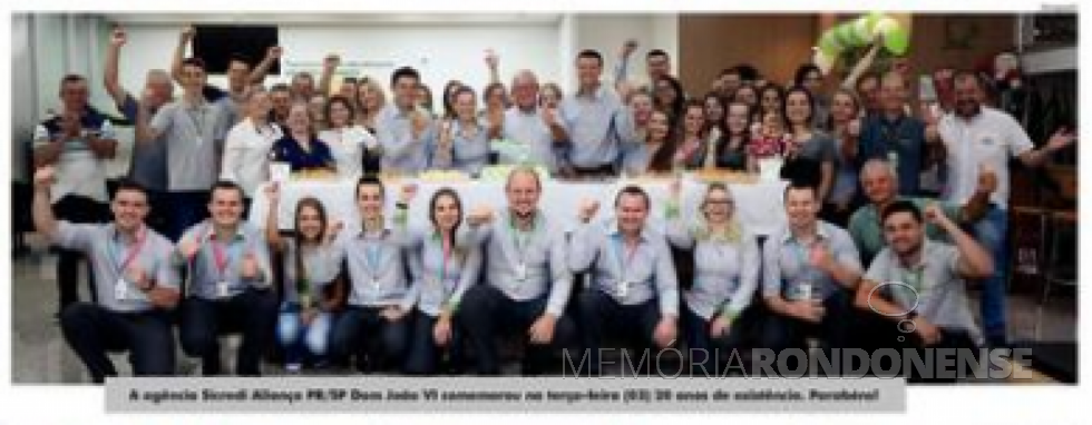 || Dirigentes e funcionários da agência D. João VI, da Sicredi Aliança PR/SP, comemorando internamente o 20º aniversário de instalação da unidade, em dezembro de 2019.
Imagem: Acervo O Presente - FOTO 16 -