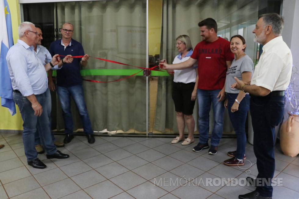 || Momento de reinauguração do Museu Histórico de Pato Bragado, em novembro de 2019.
Da esquerda à direita: prefeito municipal Leomar Rohden, vice-prefeito Dirceu Anderle, vereador Flávio Prigol, Cristiane Scheuermann Bonatto, secretária de Educação e Cultura; vereador Lucas Blatt, vereadora Marli Wollmann e vereador Holdi Römer.
Imagem: Acervo Imprensa PM-Pato Bragado - FOTO 14 -