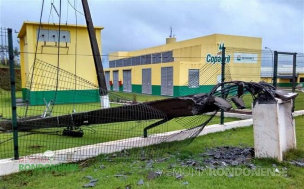 || Estrago feito pelo temporal na noite de 09 de dezembro de 2015, junto a Unidade Industrial de Aves da Copagril.
Imagem: Acervo Carina Ribeiro - FOTO 14 -