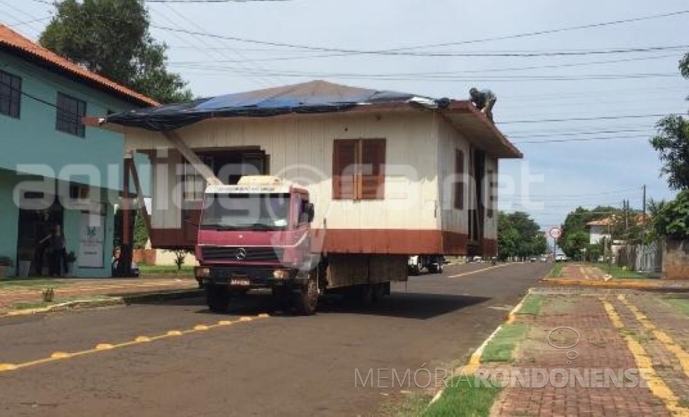 || Casa de madeira transportada do centro da cidade  de Marechal Cândido Rondon para o interior do município, em janeiro de 2020.
Imagem: Acervo AquiAgora.net - FOTO 11 -