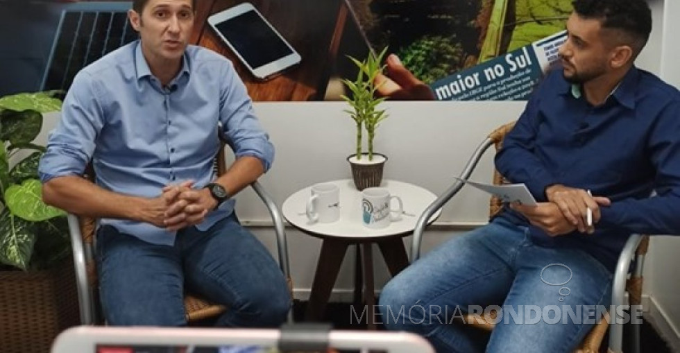 || Comunicador Fernando Négre Nascimento entrevistando o prefeito municipal rondonense Marcio Andrei Rauber (e), na estreia do espaço #CaféEPolítica.
Imagem: Acervo AquiAgora.net - FOTO 27 -