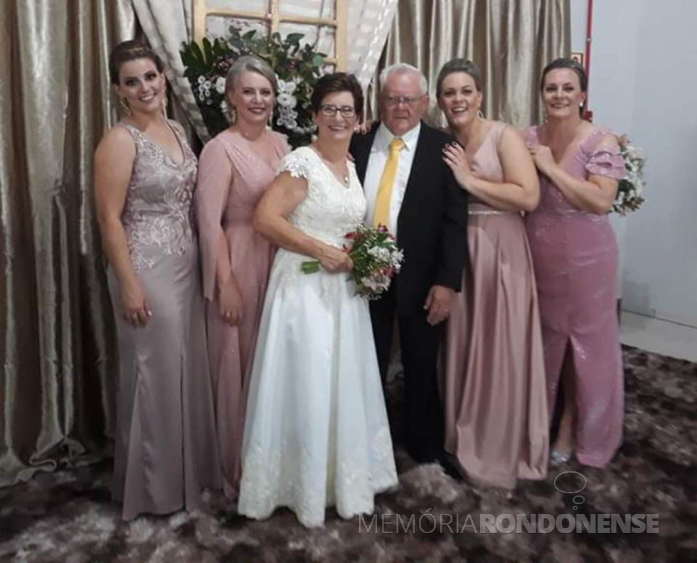 || Casal Romilda e Bruno Siebeneichler com suas quatro filhas, em começo de janeiro de 2020.
Imagem: Acervo Lígia Sackser - FOTO 18 -