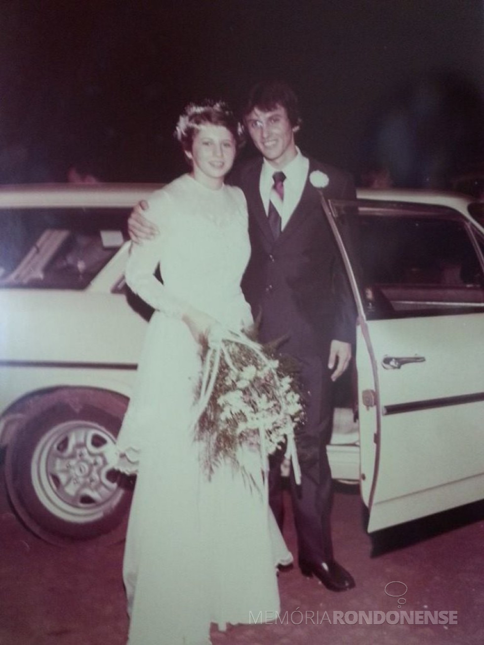 || Jovens Liani Stein e Helio Bremm que se casaram em janeiro de 1982.
Imagem: Acervo João Ricardo Stein Bremm - FOTO 4 -