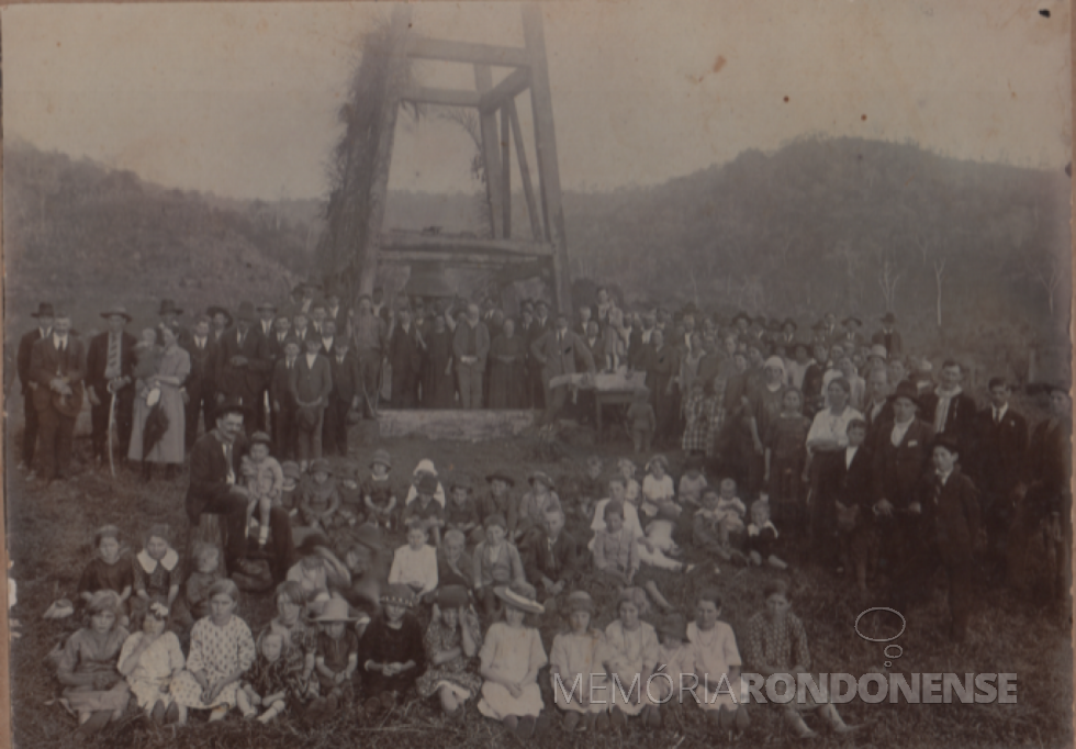 || Inauguração do sino e entronização do padroeiro Santo Isidoro na capela de Alto Veado, hoje Peritiba. 
Imagem: Acervo Harto Viteck - FOTO 2 -