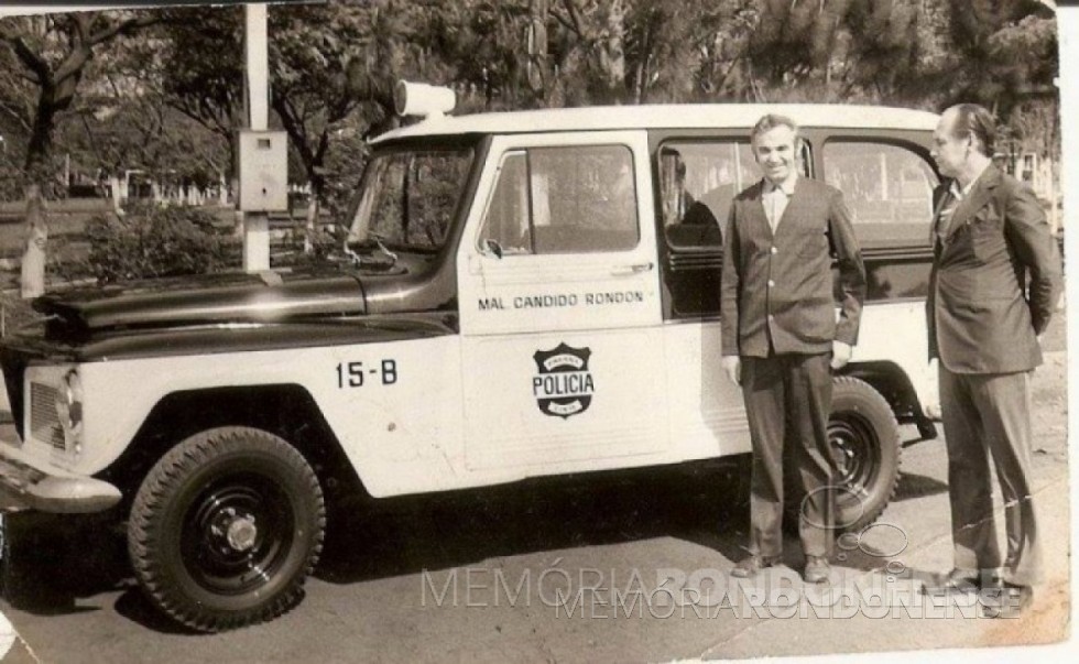 || Prefeito rondonense Almiro Bauermann (e) repassando a viatura Rural Ford/Willys ao delegado de Polícia Alberto Meier, em outubro de 1973.
Ao fundo, a Praça Willy Barth.
Imagem: Acervo Projeto Memória Rondonense - FOTO  11 - 