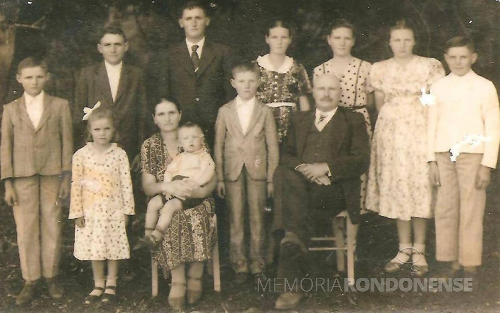 || Johanna e Adolf Scheguchevsk com seus filhos.
Da esquerda à direita, ao fundo: Ervino, Arthur, Albino, Adelina , Walli, Elli e Alfredo.
Na frente: Ilone, mãe Johanna, Fredolino (no colo), Waldi e pai Adolph.
Imagem: Acervo de Araci Schegucheveski - FOTO 1 --
