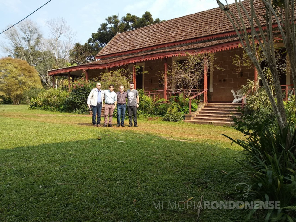 || Pesquisadores Harto Viteck, Rudi Sander e Luiz Eduardo Deon, na companhia do professor doutor Alberto Daniel Alcaraz (2º da esquerda à direita), da Universidade Nacional de Misiones, na Estância Santa Inês que pertence aos herdeiros de Pedro Nuñez, em setembro de 2019.
Imagem: Acervo Projeto Memória Rondonense - FOTO 16 -
