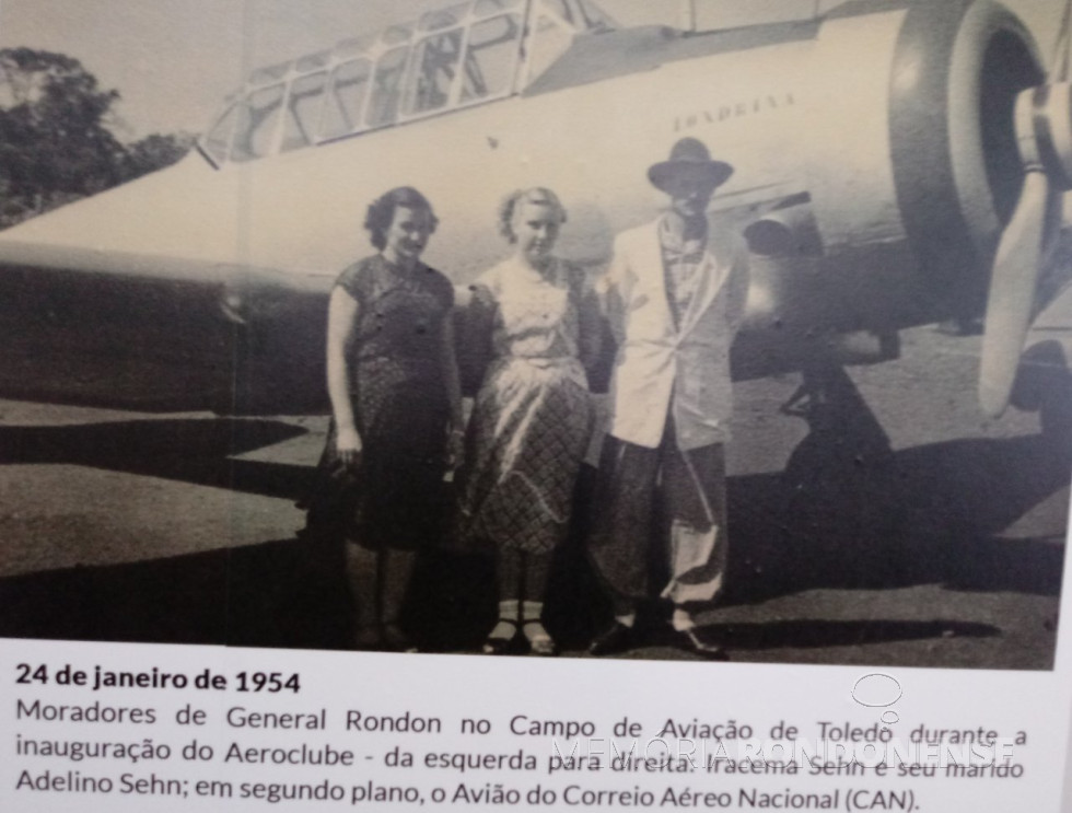 || Adolino Sehn e esposa e acompanhante no aeroporto de Toledo.
Imagem: Acervo Museu Histórico de Toledo - FOTO 3 -