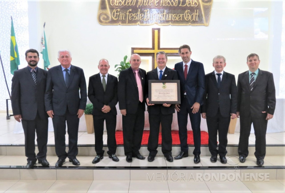 || Entrega do título de cidadão honorário para o pastor Dorival Luis Seidel, em fevereiro de 2020.
Da esquerda à direita: vereador licenciado e secretário municipal de Agriculturas e Políticas de Meio Ambiente de Marechal Rondon, Adriano Backes; vereador Pedro Rauber, vereador Valdir Port (Portinho) que presidiu a sessão solene; vereador Walmor Mergener, homenageado, prefeito municipal Marcio Andrei Rauber, Elio Lino Rusch e pastor Oldenir Kerber da IECB da cidade de Mercedes.
Imagem: Acervo CM-MCR - Crédito: Cristiano Marlon Viteck - FOTO 15 -