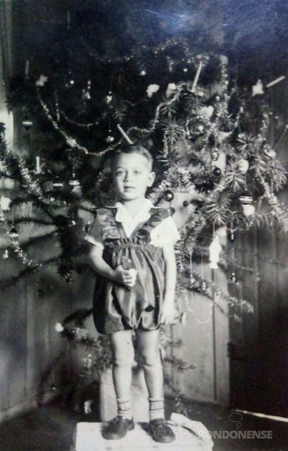 || Comunicador Ilário Kehl fotografado no Natal provalmente de 1947, ele nascido em fevereiro de 1942.
Imagem: Acervo Graciela Marques Gonsalves -- FOTO 1 -- 