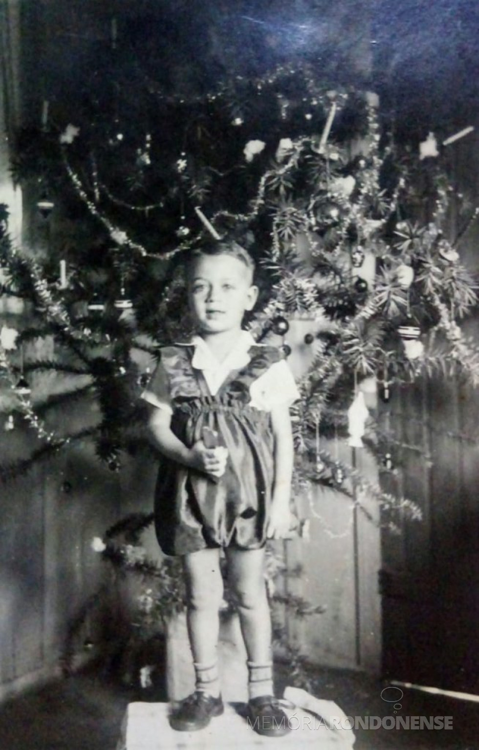 || Comunicador Ilário Kehl fotografado no Natal provalmente de 1947, ele nascido em fevereiro de 1942.
Imagem: Acervo Graciela Marques Gonsalves -- FOTO 1 --