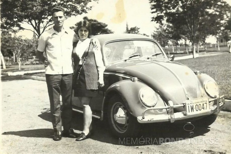|| Rozalina Cecília e Anildo Cemin com seu Fusca VW verde, em foto de 1970 - FOTO 10 -