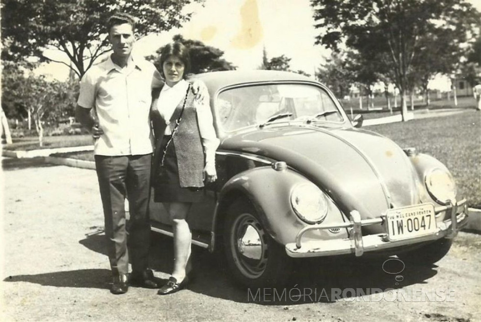 || Rozalina Cecília e Anildo Cemin com seu Fusca VW verde, em foto de 1970.
Imagem: Acervo do casal - FOTO 11 -