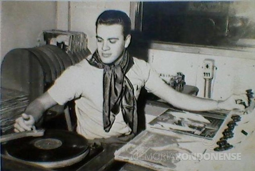|| Ilário Kehl como sonoplasta na Rádio Difusora Rondon AM, hoje Rádio Difusora do Paraná, em final de 1966.
Imagem: Acervo Graciela Marques Gonsalves -  FOTO 2 -
