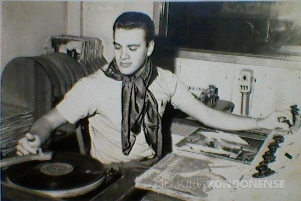 || Ilário Kehl como sonoplasta na Rádio Difusora Rondon AM, hoje Rádio Difusora do Paraná, em final de 1966.
Imagem: Acervo Graciela Marques Gonsalves - FOTO 2 -