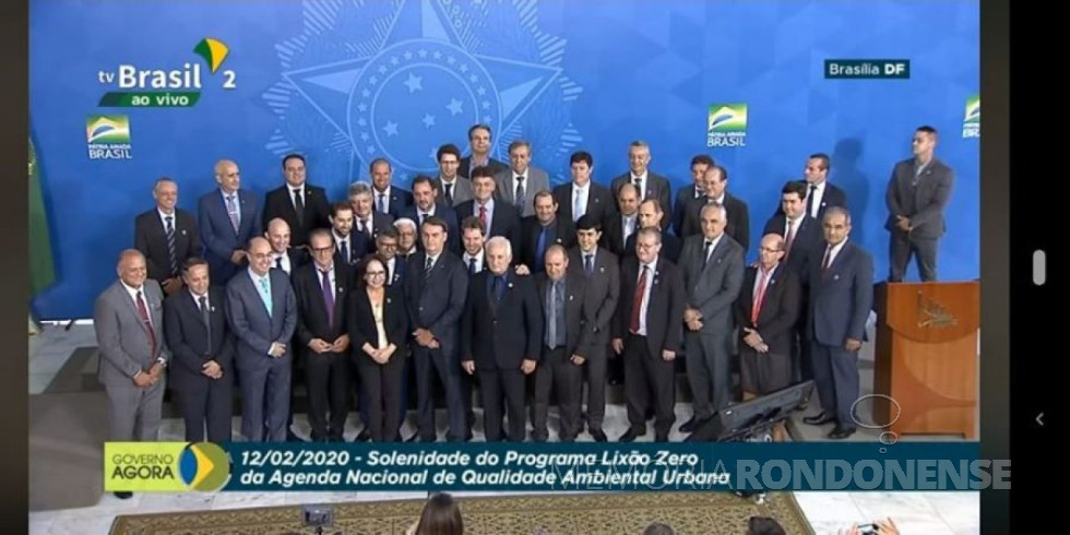 || Foto oficial da premiação do Programa Lixão Zero, da Agência Nacional de Qualidade Urbana, com a presença do Presidente da República, Jair Messias Bolsonaro.
O prefeito municipal de Marechal Cândido Rondon, Marcio Andrei Rauber, é o 2º na fila do meio, da esquerda à direita, atrás da mulher de óculos
Imagem: Acervo Agência Brasil - FOTO 7 -