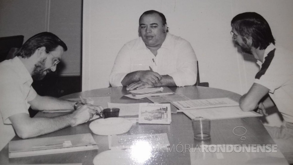 || Roberto Alzáibar, presidente da  CCO da Festa do município de Marechal Cândido Rondon de 1986, tendo ao lado Rui Pires (e) e Victor Hugo Borgmann.
Imagem: Acervo Projeto Memória Rondonense - FOTO 32 -
