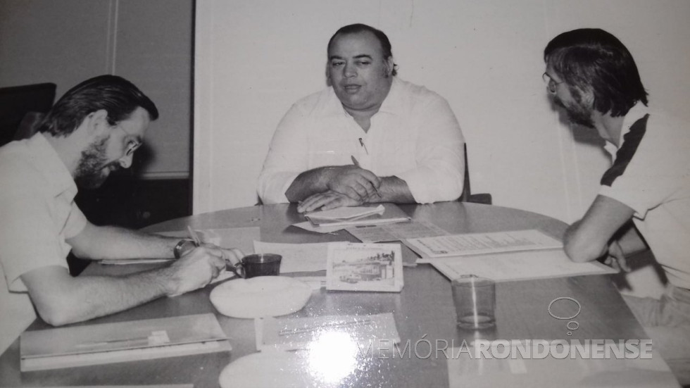 || Roberto Alzáibar, presidente da CCO da Festa do município de Marechal Cândido Rondon de 1986, tendo ao lado Rui Pires (e) e Victor Hugo Borgmann.
Imagem: Acervo Projeto Memória Rondonense - FOTO 33 -