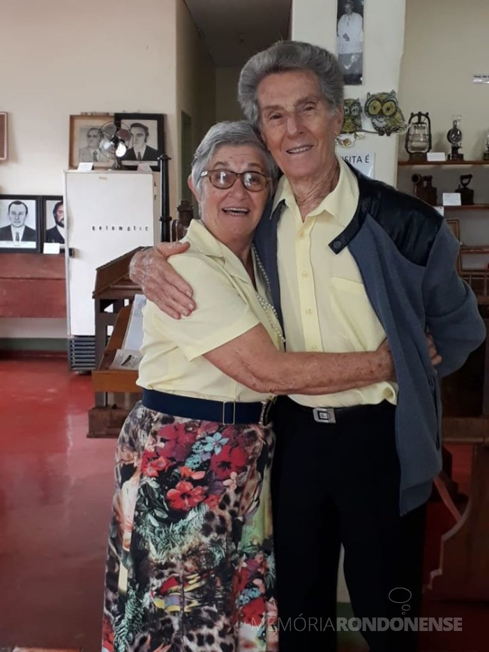 || Casal Rozalina Cecília e Anildo Cemin em visita ao Museu Municipal Padre José Gaertner, na sede distrital rondonense de Porto Mendes, em 2018.
Imagem: Acervo Arquivo pessoal - FOTO 10 -