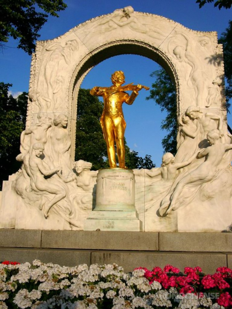 || Estátua em homenagem ao músico Johann Strauss II, no parque da capital austríaca, Viena, pela composição da valsa