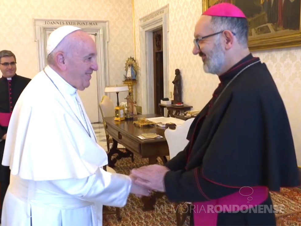 || Bispo diocesano de Toledo, D, João Carlos Seneme, cumpriementado pelo Papa Francisco durante visita ad limina apostolorum, em fevereiro de 2020.
Imagem: Acervo Vatcan News - FOTO 6 -