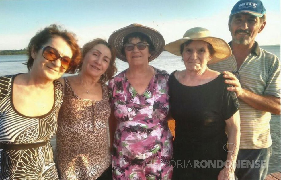|| Rozalina Cecília (nascida Parizotto) Cemin (c) com suas irmãs e seu irmão. Da esquerda para a direita: Florinda, Carolina, Tereza e Alberto