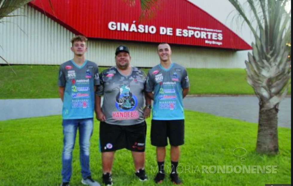 || Atletas rondonenses Gabriel Costa Klein (e) e Clovis Kawacki Schweinberger com o técnico Rodrigio André Zart (Nonucho), homenageados no Simpósio Internacional de Handebol temporada 2020.
Imagem: Acervo O Presente - FOTO 9 -