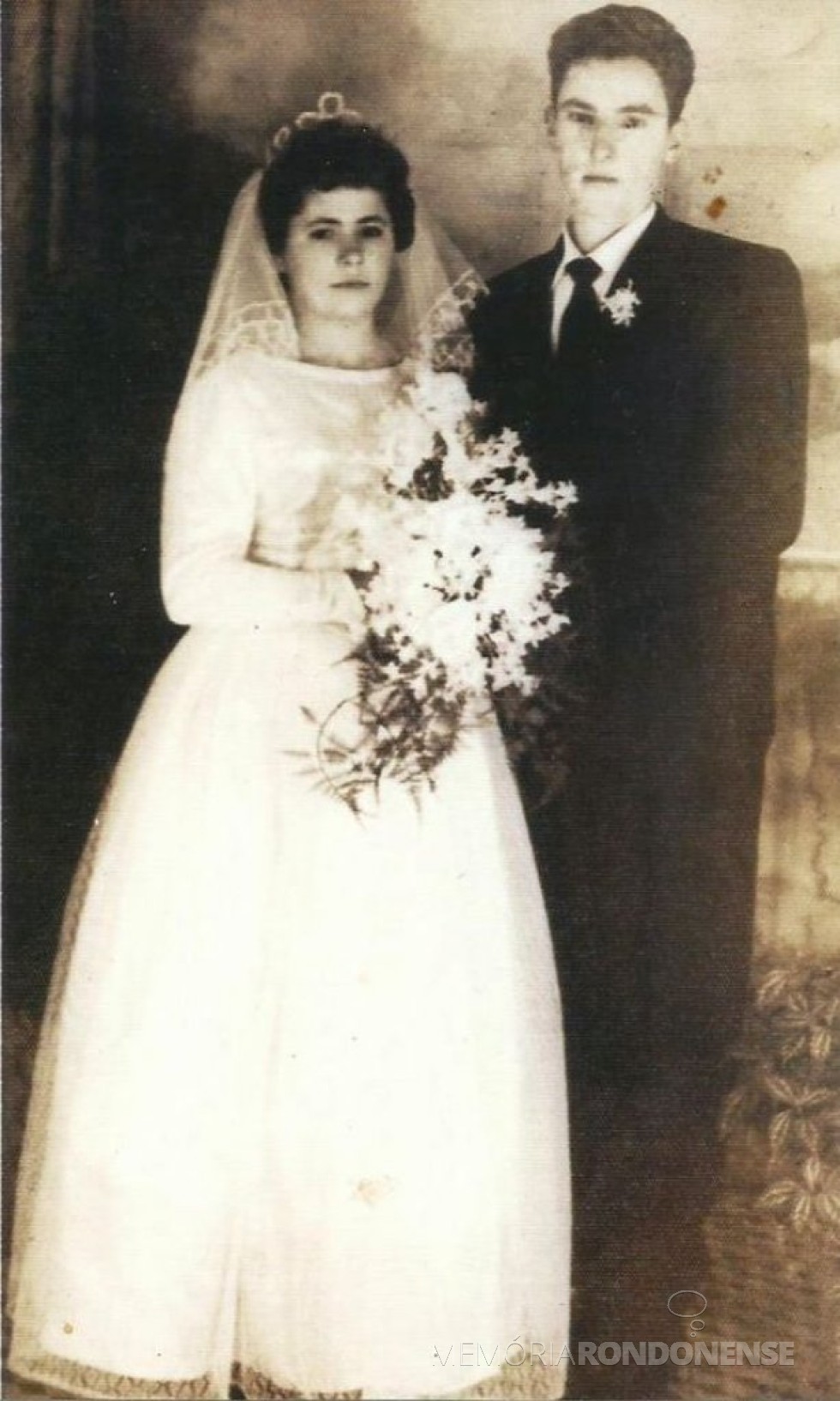 || Noivos Rozalina Cecília Parizotto e Anildo Cemin que se casaram em maio de 1963.
Imagens:  Acerco do casal - FOTO 8 -