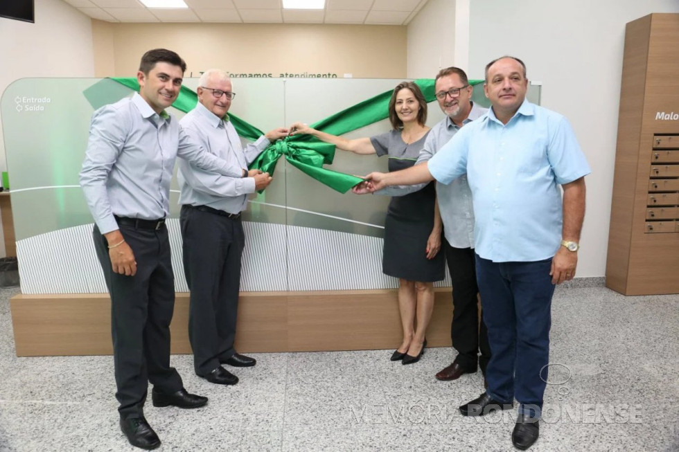 || Reinauguração da agência da Sicredi Aliança PR/SP, de Quatro Pontes, em fevereiro de 2020.
Da esquerda à direita: Fernando de Barros Fenner, diretor-executivo da cooperativa de crédito; Adolfo Rudolfo Freitag, diretor-presidente; Elaine Sanders, gerente da unidade de Quatro Pontes, Ildo Vorpagel Hoffmann, e o prefeito municipal de Quatro Pontes, João Laufer.
Imagem: Acervo O Presente - FOTO 14 -