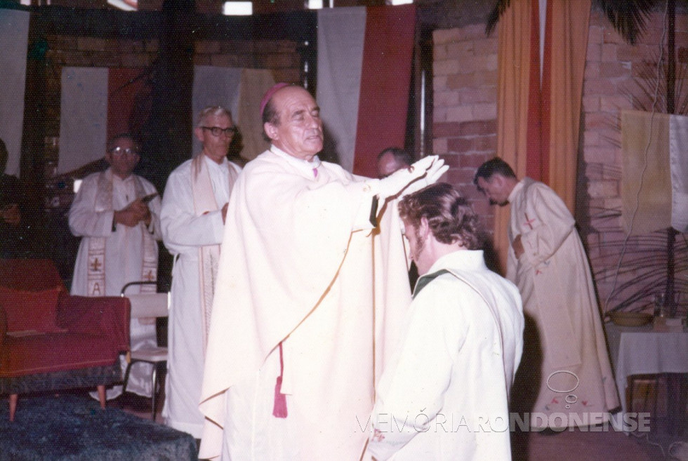 || D. Armando Cirio, bispo diocesano de Toledo, impondo as mãos sobre o novo sacerdote Aloysio Andre Kasper, durante a missa de ordenação na Paróquia Nossa Senhora da Glória, de Quatro Pontes.
Imagem: Acervo Revista Cristo-Rei - FOTO 6 -