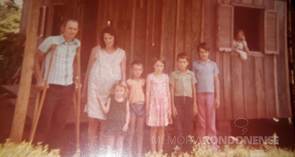 || Casal Elsira e Almiro Schöninger  com os filhos Hilário, Edson Helio, Marta, Ademir Valdir, Valdirene e Ademar.
Na foto, a senhora Elsira  estava grávida da filha Marli. 
O pai aparece de muletas porque tinha sido atropelado intencionalmente na sede distrital rondonense de Bom Jardim, quando foi lá adquirir uma nova residência depois que a anterior foi consumida toda por um incêndio. 
Meses depois parte da perna direita teve que ser amputada.
Imagem: Acervo Valdirene Schönninger - FOTO 8 -