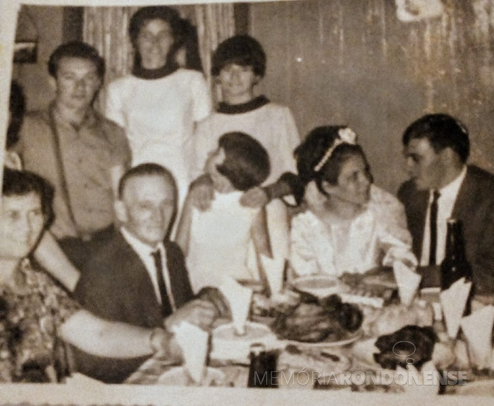 ||Comemoração festiva do casamento de Ermella Meier e Ilário Ermindo Kehl.
À esquerda, casal Frida Joana e Ermindo Kehl, pais do noivo.
A menina de branco, olhando para trás, é Marlise Meier, irmã da noiva.
Imagem: Acervo Graciela Marques Gonsalves - FOTO 10 -