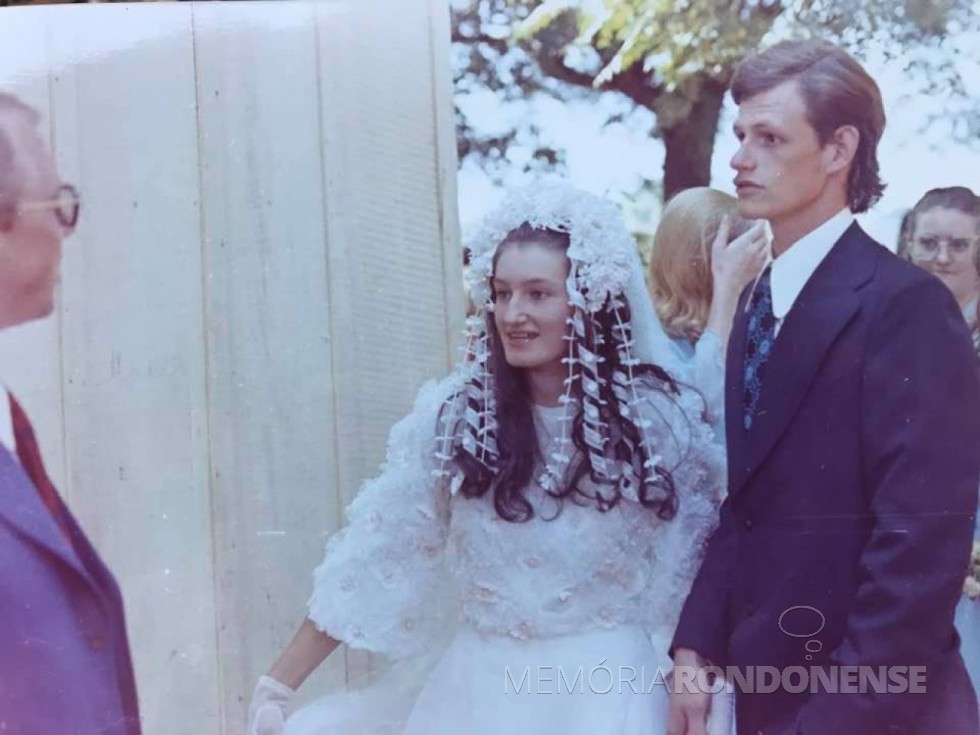 || Jovens rondonenses Herta Scheufele e Valdi Tierling que se casaram no começo de março de 1974. À esquerda, pastor Mário Hort.
Imagem: Acervo do casal - FOTO 5 - 