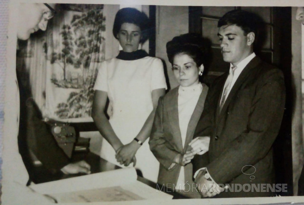 || Casamento de Ermella Meier e Ilário Ermindo Kehl perante o juíz de Paz Waldi Winter e a testemunha, a radialista e professora Noemi Strelow, em abril de
Imagem: Acervo Graciela Marques Gonsalves - FOTO 8 -