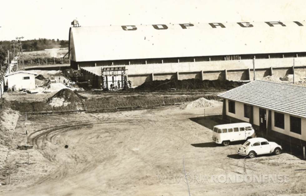 || Primeira unidade armazenadora da Copagril, em fase de conclusão, na cidade de Guaíra, em 1972.
Imagem: Acervo Comunicação Copagril - FOTO 4 -