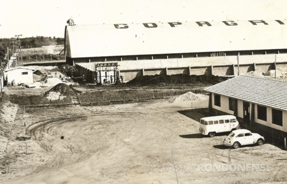 || Primeira unidade armazenadora da Copagril, em fase de conclusão, na cidade de Guaíra, em 1972.
Imagem: Acervo Comunicação Copagril - FOTO 4 - 