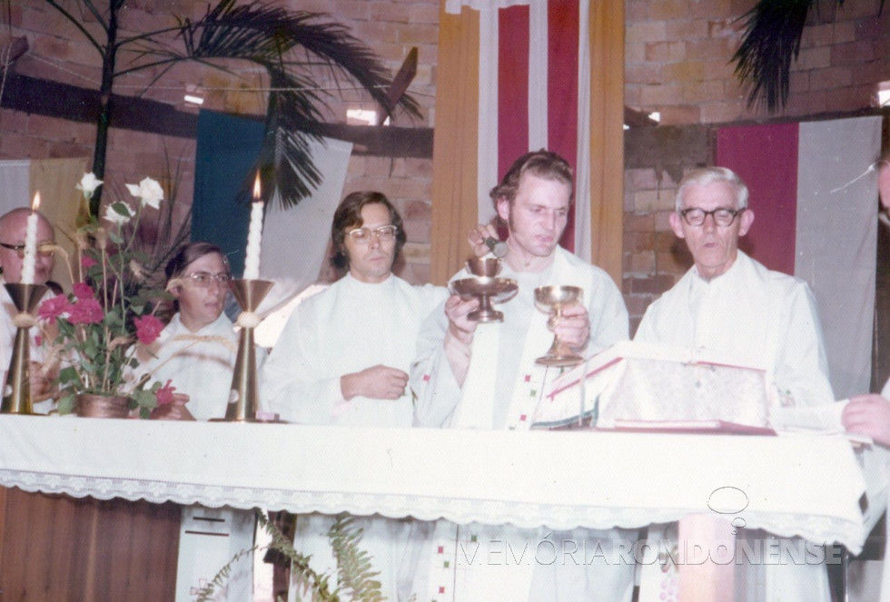 || Aloysio André Kasper, recém ordenado, tendo ao seu lado direito o padre Raulino Cavaglieri, celebrando a sua primeira missa na Matriz Católica Nossa Senhora da Glória, de Quatro Pontes.
Imagem: Acervo Revista Cristo-Rei - Toledo - FOTO 7 -
