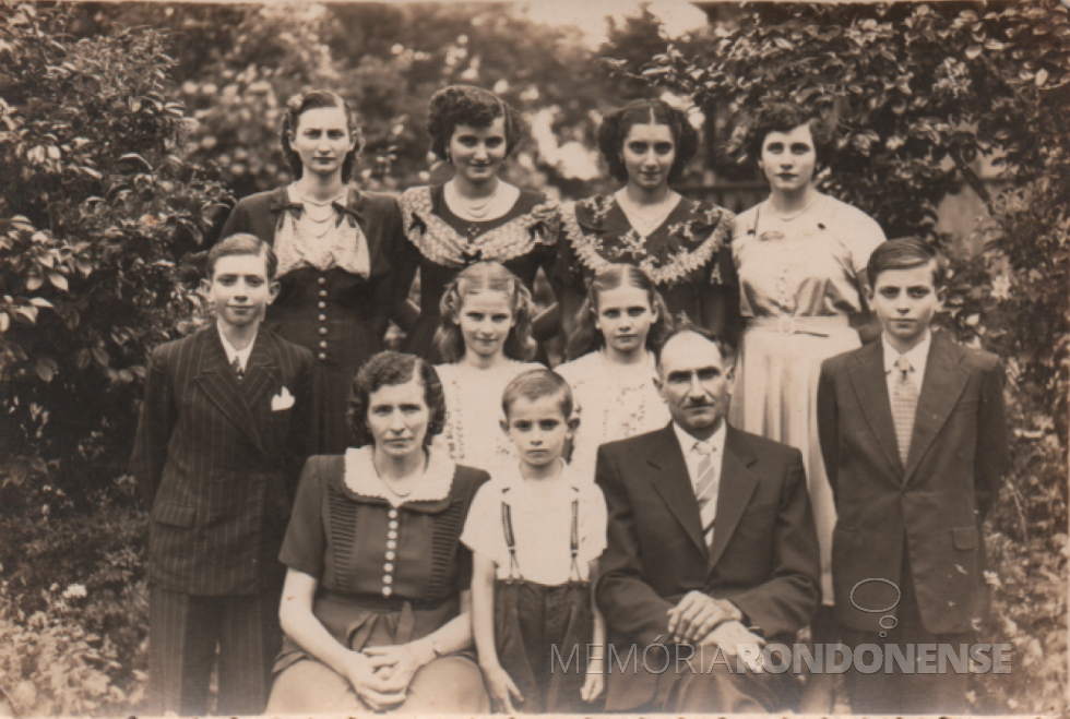 || Pioneira rondonense Irica Schrank Kaefer, a 3ª, da esquerda à direita, fundos, com os irmãos e irmãs e os pais Ella Morch e Guilherme Schrank.
Imagem: Acervo Úrsula e João Zimmermann - FOTO 2 -