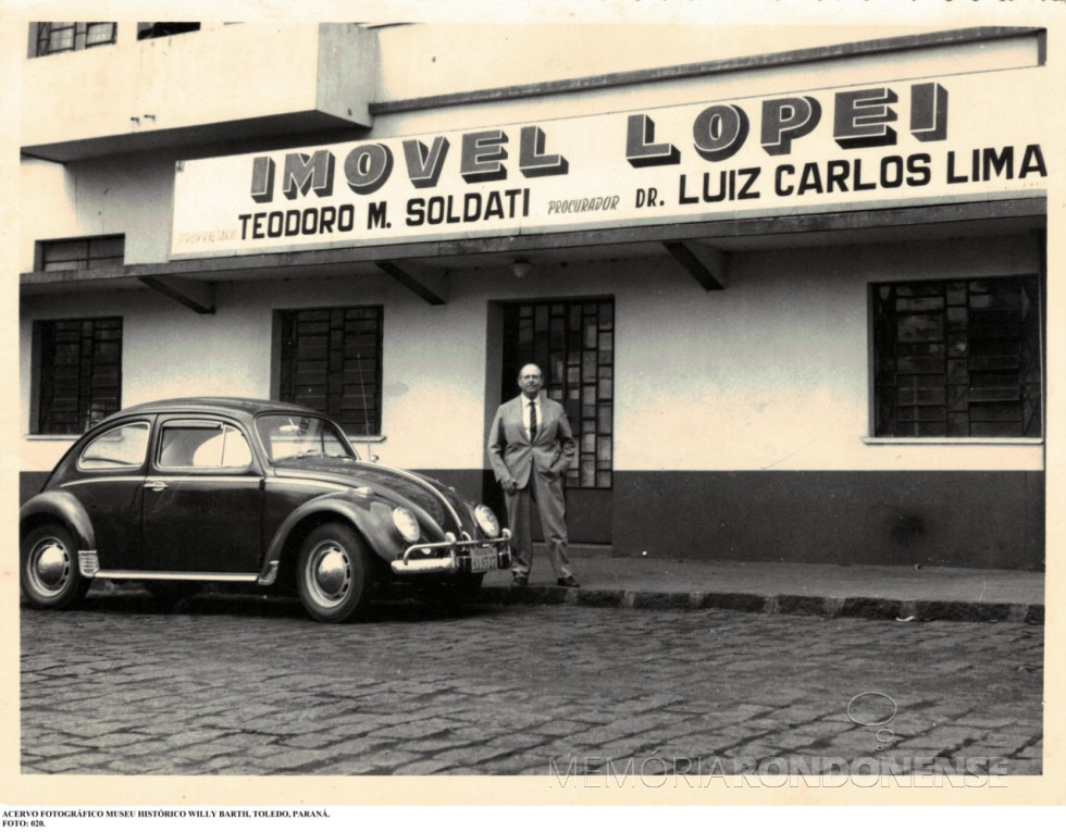 || Teodoro Mateo Soldati em frente a sede da empresa Imóvel Lopeí, na cidade de Toledo, na década de 1960.
Imagem: Acervo Museu Histórico Willy Barth - Toledo (PR) - FOTO 6 -
