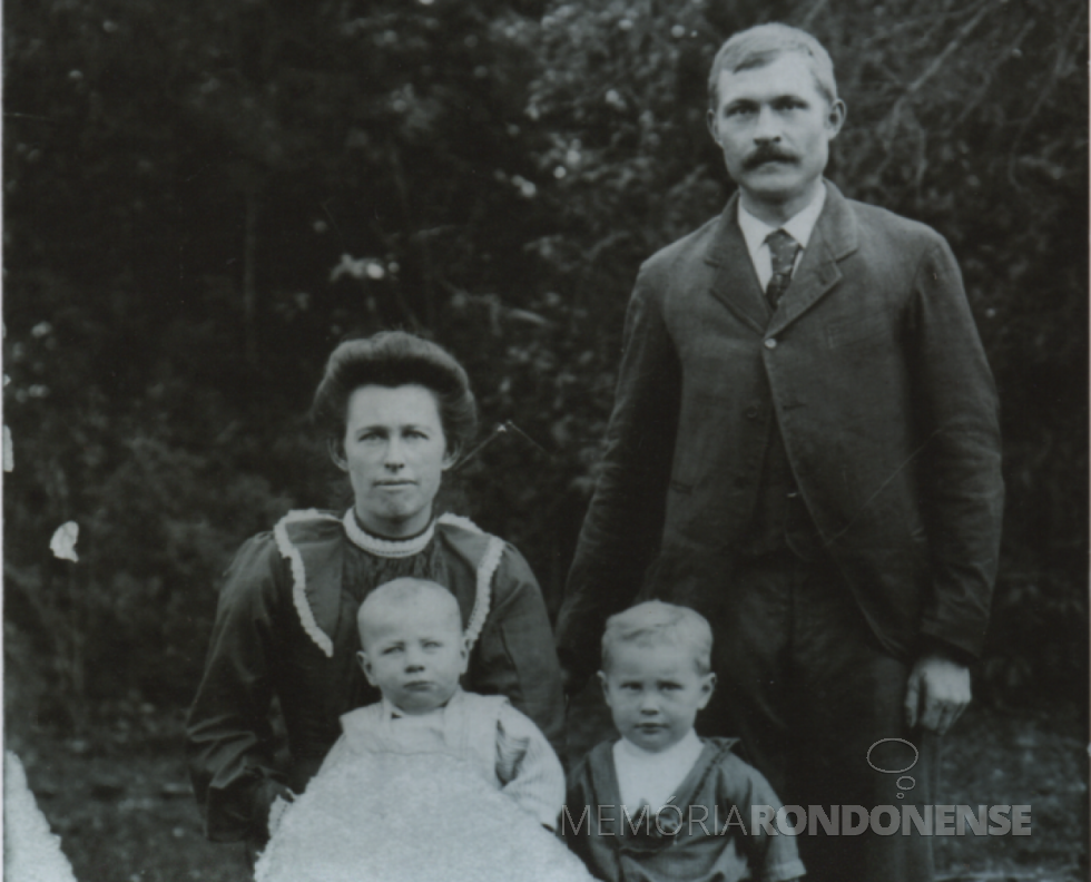 || Casal Catarina Goriselli e Gustav Morch, com os filhos Albert e Ella (mãe da pioneira rondonense Irica Schrank Kaefer.
Imagem: Acervo Úrsula e João Zimmermann - FOTO 3 -
