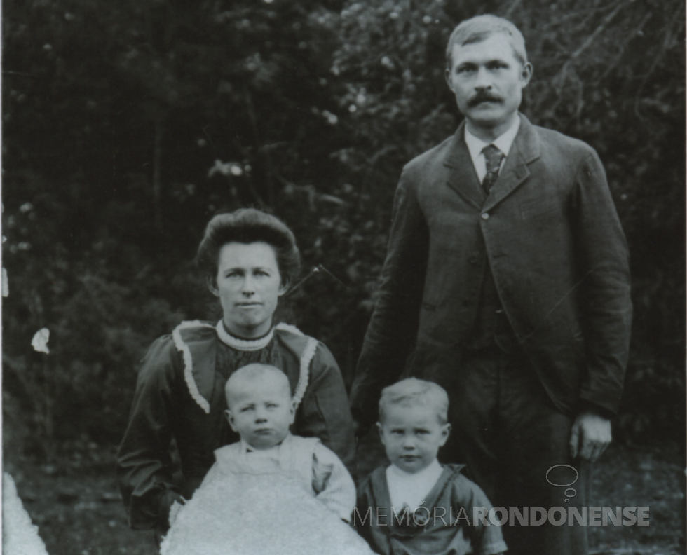 || Casal Catarina Goriselli e Gustav Morch, com os filhos Albert e Ella (mãe da pioneira rondonense Irica Schrank Kaefer.
Imagem: Acervo Úrsula e João Zimmermann - FOTO 3 - 