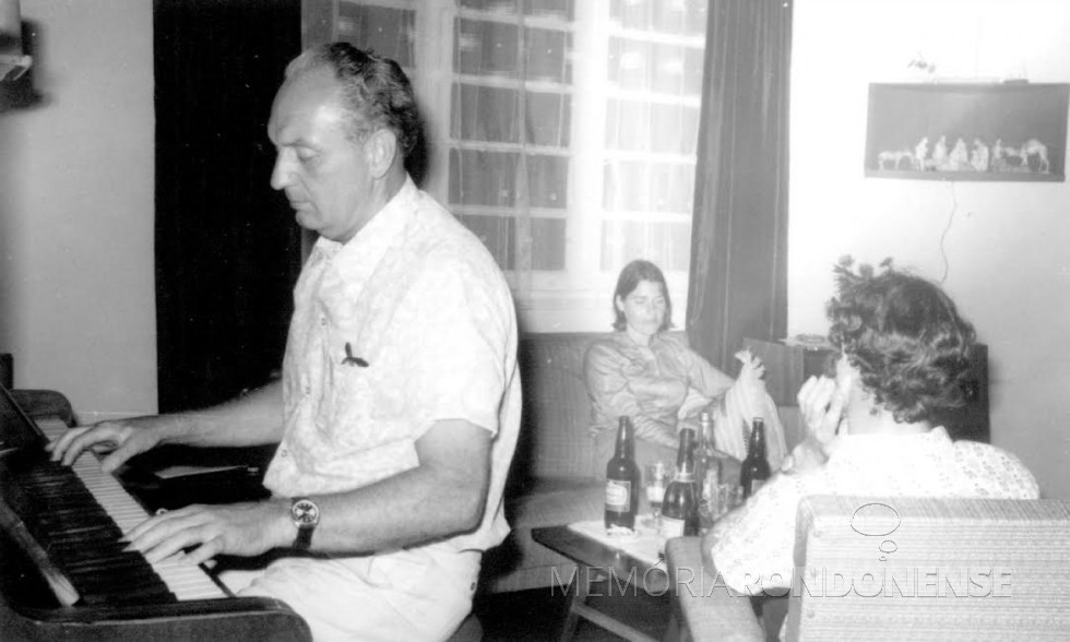 || Heribert Hans-Joachim Gasa, tocando piano em sua residência.
O imigrante alemão rondonense faleceu em março de 2003.
Imagem: Acervo Projeto Memória Rondonense - FOTO 6 -